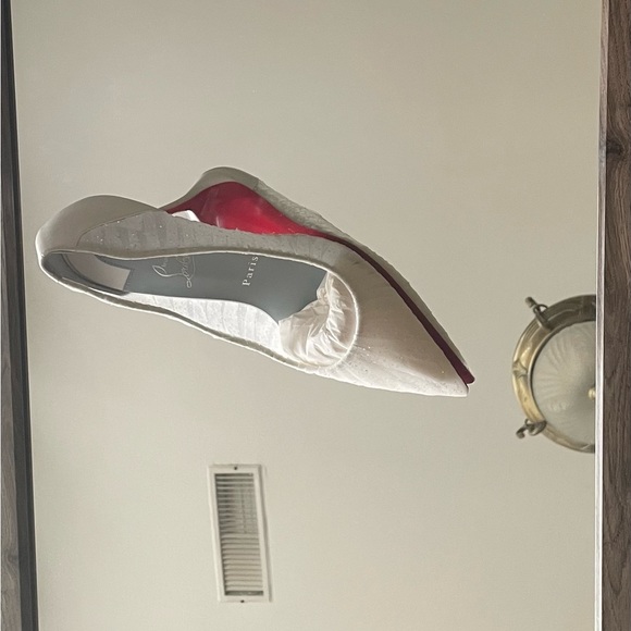 Perfect wedding day shoe for the beautiful princess bride! - Picture 4 of 7